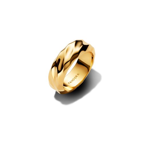 Förgylld ring med mönster