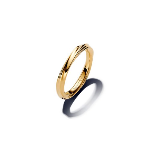 Förgylld ring med snurrad form