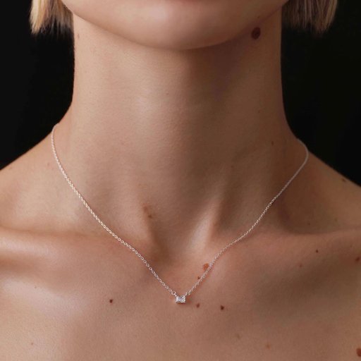 Halsband i äkta silver med baguetteformad sten