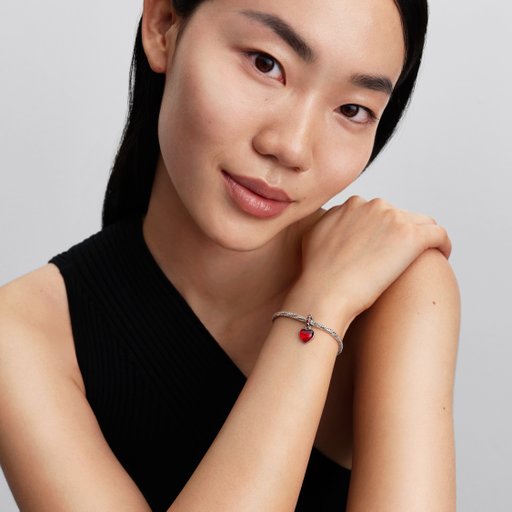 Berlock i äkta silver med rött glashjärta