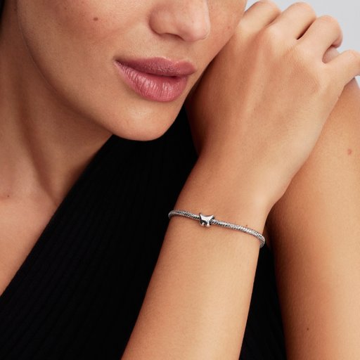 Berlock i äkta silver med en slät fjäril