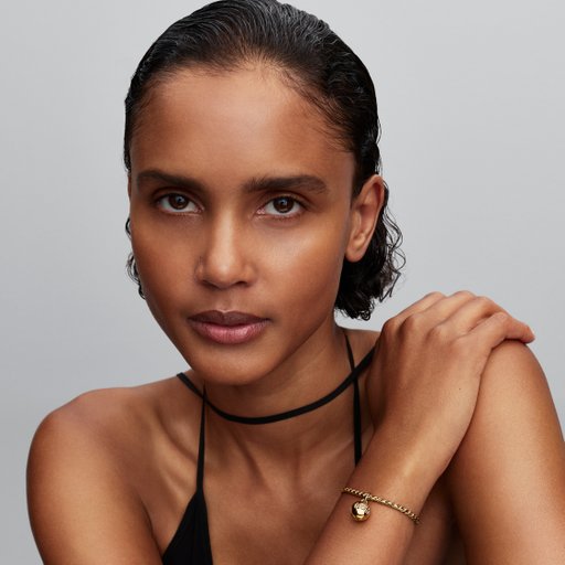 Förgylld berlock med en kula