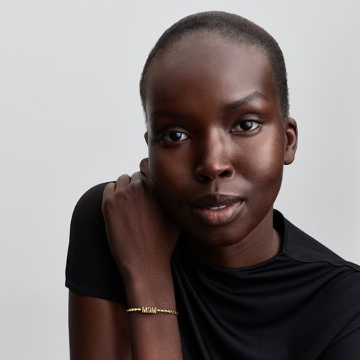 Förgylld berlock med texten MOM