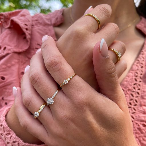 Diamantring i 18K guld med sidostenar