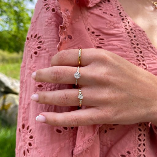 Diamantring 18K guld med sidostenar