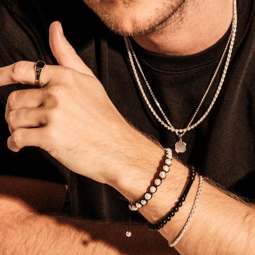 Flätat armband med sötvattenspärlor