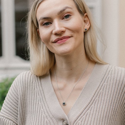 Lumoava Daisy kaulakoru, musta kivi