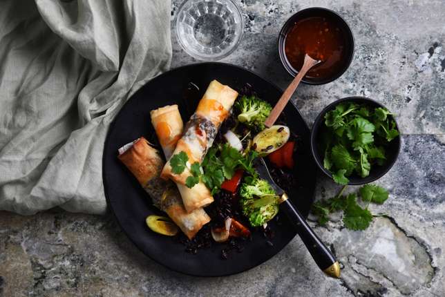 Asiatiska vårrullar med stekta grönsaker och sweetchilisås