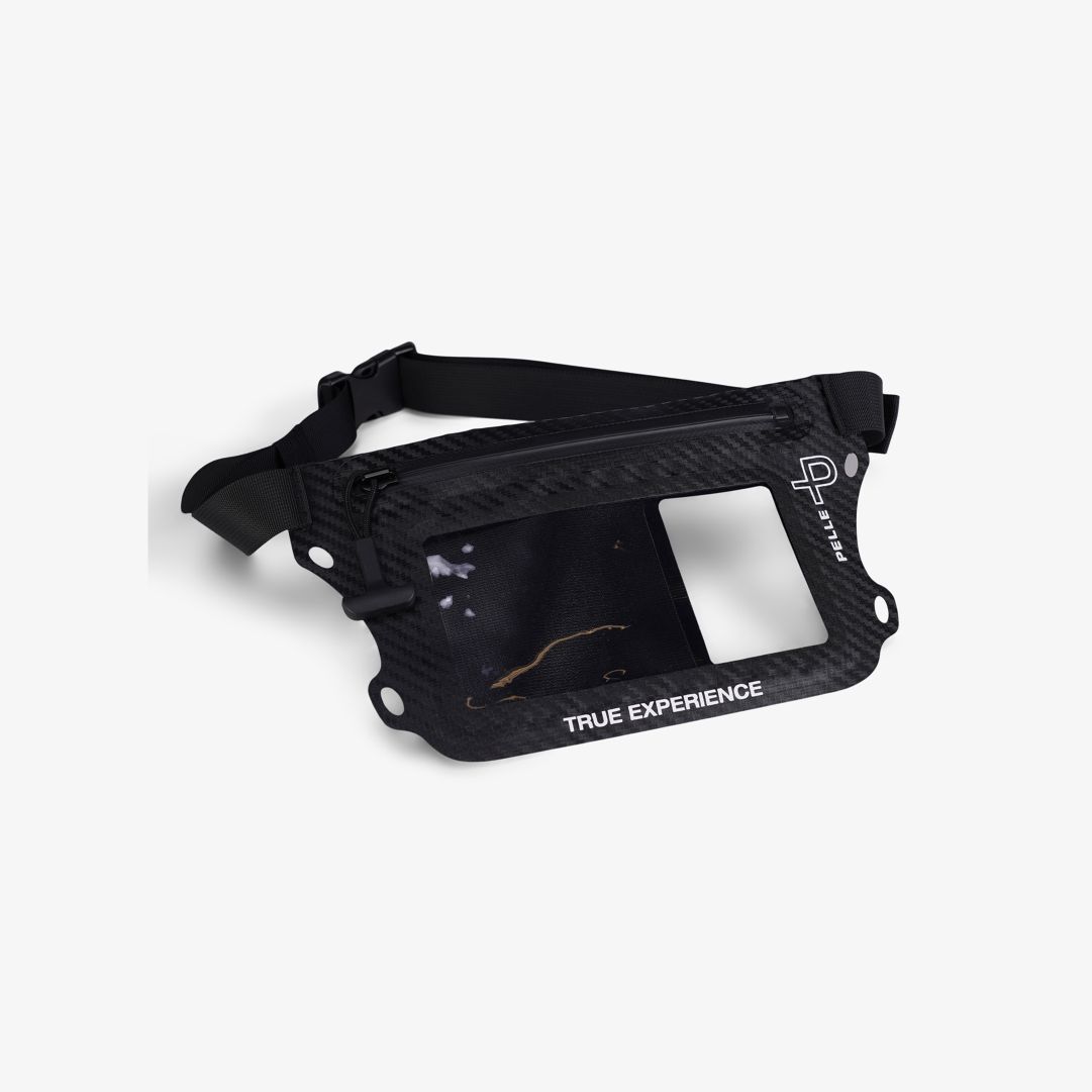 Akvo Waist Bag, Ink Vattenresistent midjeväska med justerbart band i midjan, lufttät dragkedja, transparent fönster för mobilen och Pelle P-logo samt