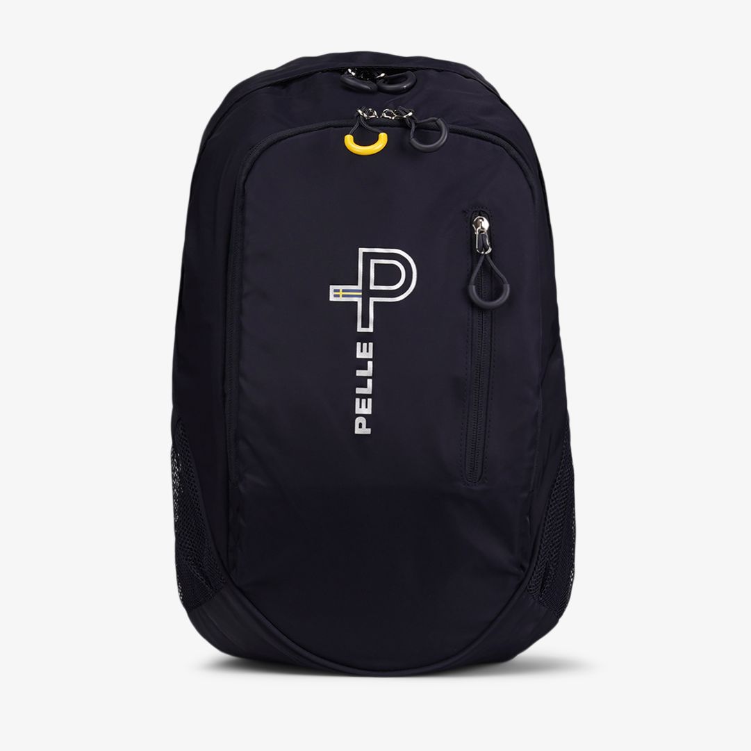 Backpack, Dk Navy front logo Ryggsäck utrustad med tre dragkedjefickor, två ytterfickor i mesh och justerbara axelremmar