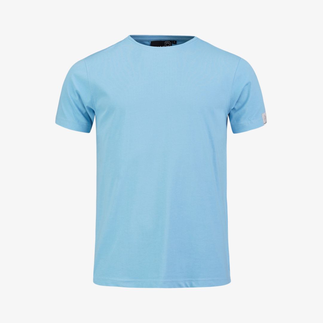 Badge Tee, Blue Akoya Denna bas t-shirt kommer i många olika färger som passar din stil och garderob