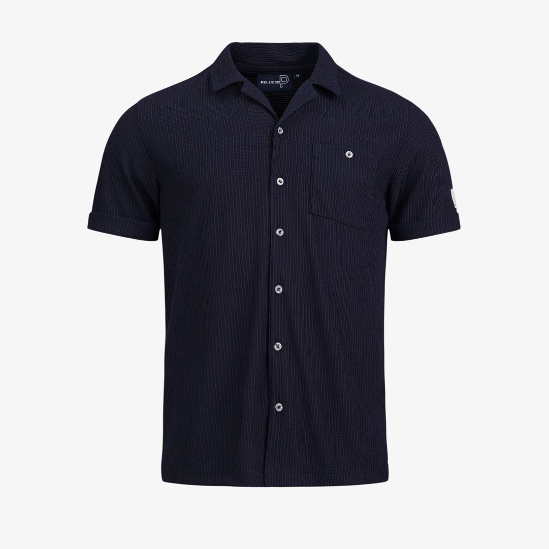 Brassie Camp Collar Shirt, Dk Navy Blue En kortärmad herrskjorta med bowlingkrage och helknäppning, som är ett nytt tillskott i vår populära jubileums