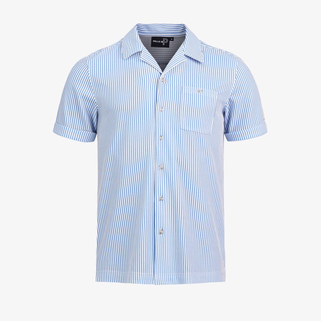 Brassie Camp Collar Shirt, Blue Poppy Stripe En kortärmad herrskjorta med bowlingkrage och helknäppning, som är ett nytt tillskott i vår populära jubi