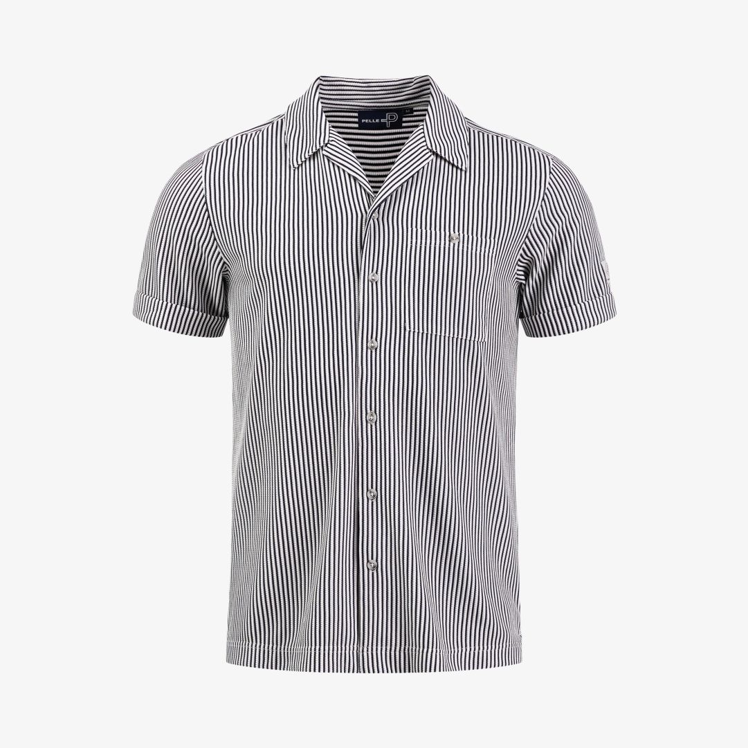 Brassie Camp Collar Shirt, Dk Navy Stripe En kortärmad herrskjorta med bowlingkrage och helknäppning, som är ett nytt tillskott i vår populära jubileu