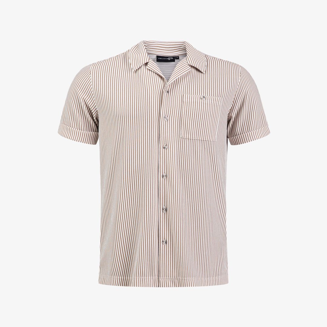 Brassie Camp Collar Shirt, Beige Oak Stripe En kortärmad herrskjorta med bowlingkrage och helknäppning, som är ett nytt tillskott i vår populära jubil