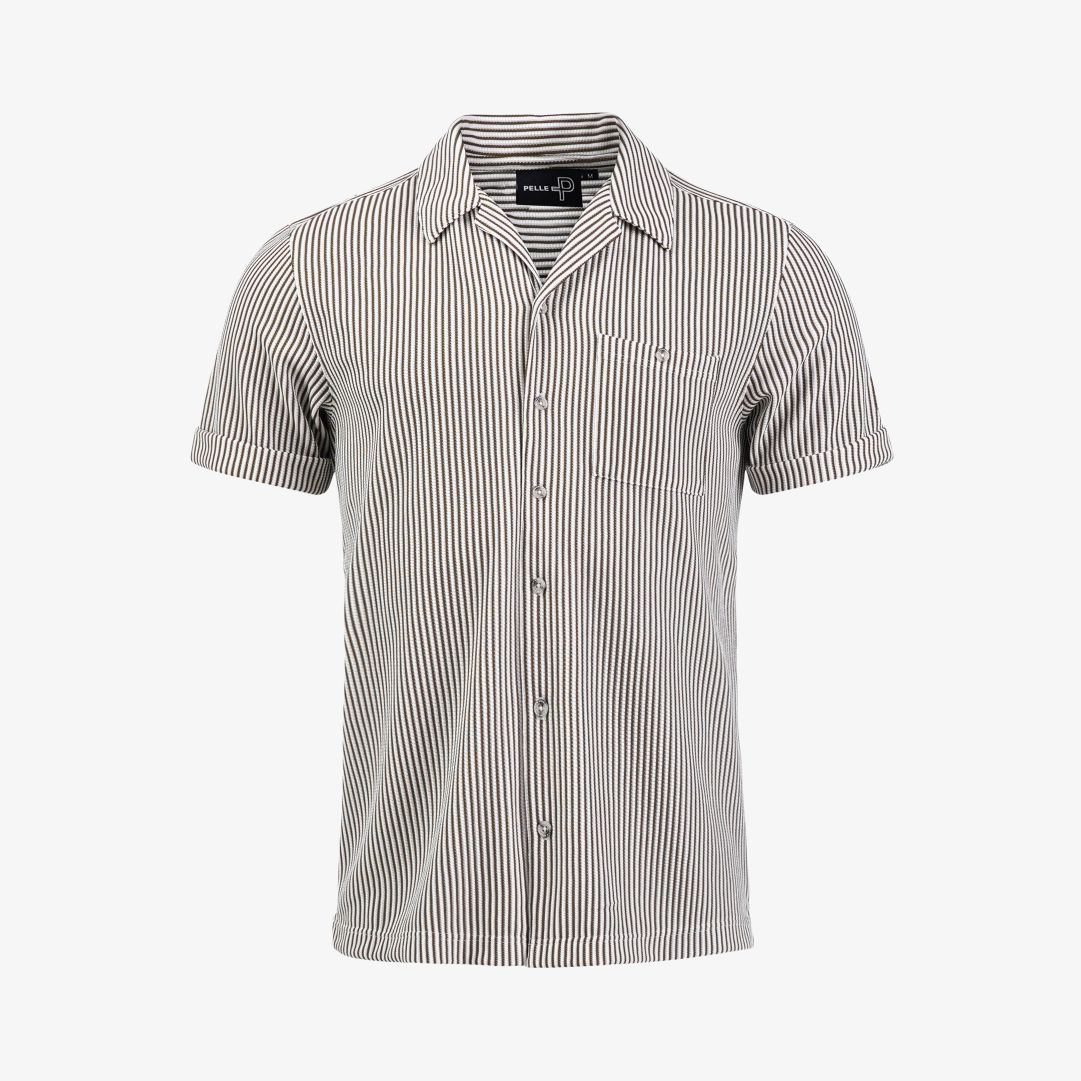 Brassie Camp Collar Shirt, Khaki green stripe En kortärmad herrskjorta med bowlingkrage och helknäppning, som är ett nytt tillskott i vår populära jub