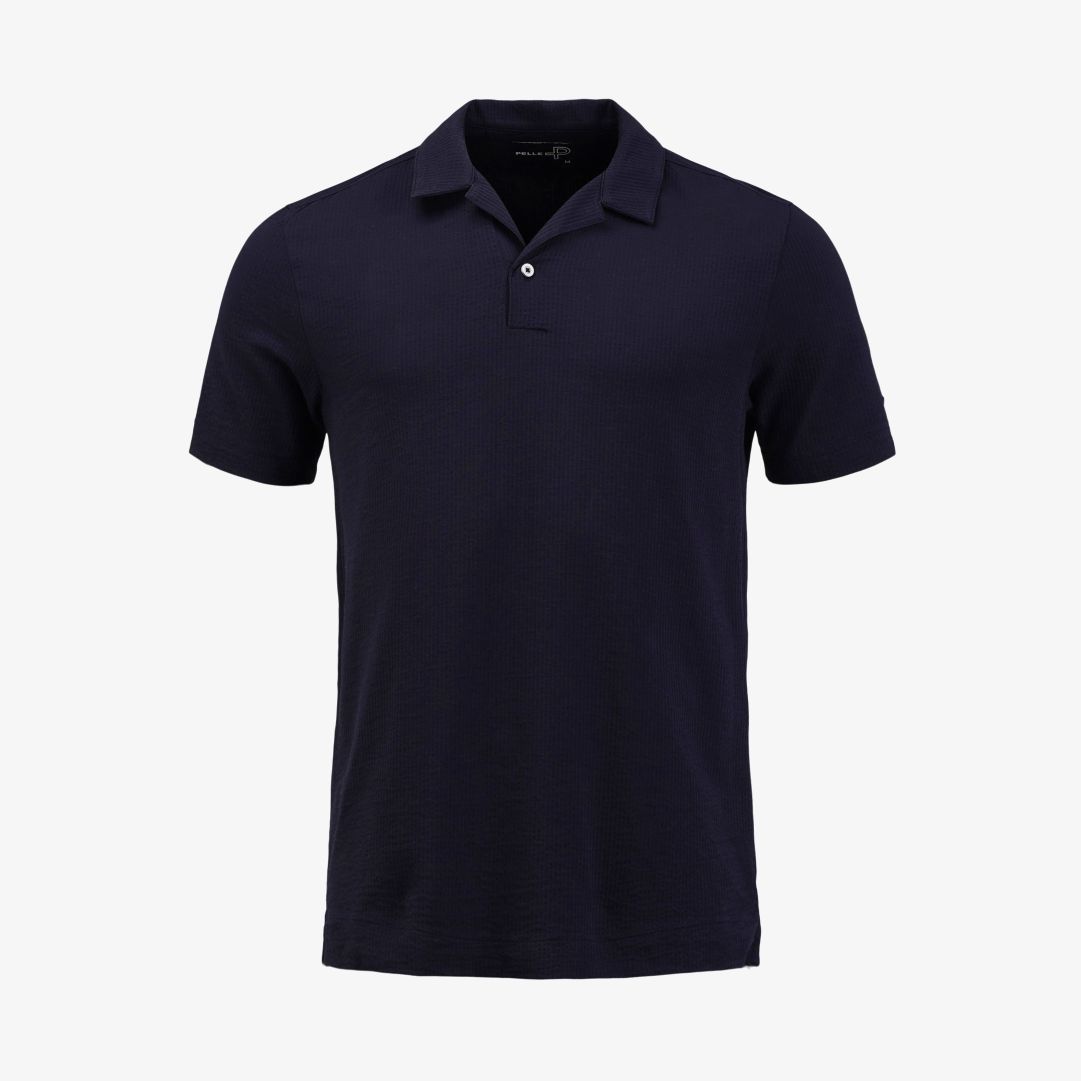Dock camp collar shirt, Dk Navy Blue Det här är pikétröjan du vill använda varje dag i sommar! Den strukturerade bommulskvalitén ger en mjuk och lätt