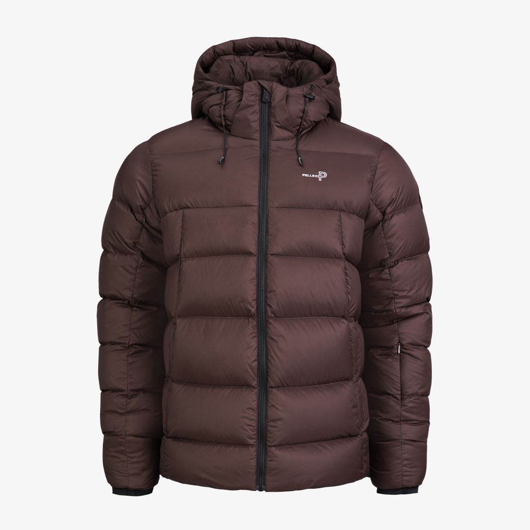 Fey Jacket, Carob Brown Lättviktig vinterjacka tillverkad i PRUECO® återvunnen nylon, vadderad med 90/10 dun (700 fill power) och certifierad enligt B