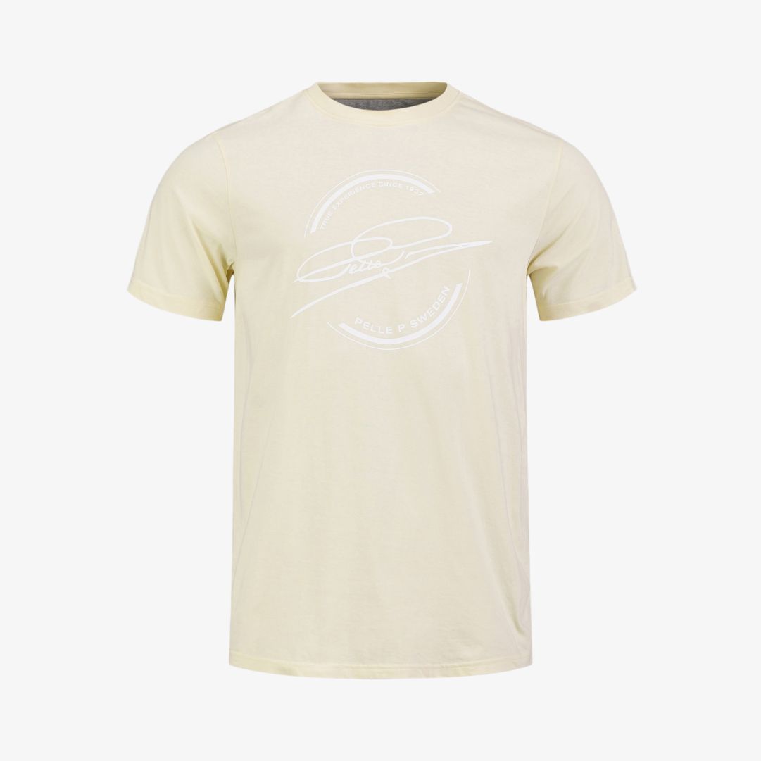 Field Logo tee, Radura Yellow En tunn t-shirt med avslappnad passform och rund halsringning, tillverkad i 100% 
