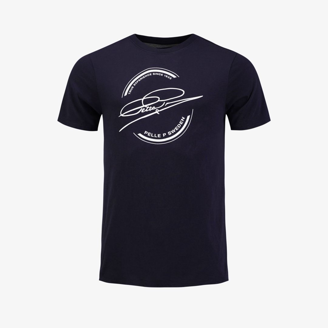 Field Logo tee, Dk Navy Blue En tunn t-shirt med avslappnad passform och rund halsringning, tillverkad i 100% "Global Organic textile standard" bomull
