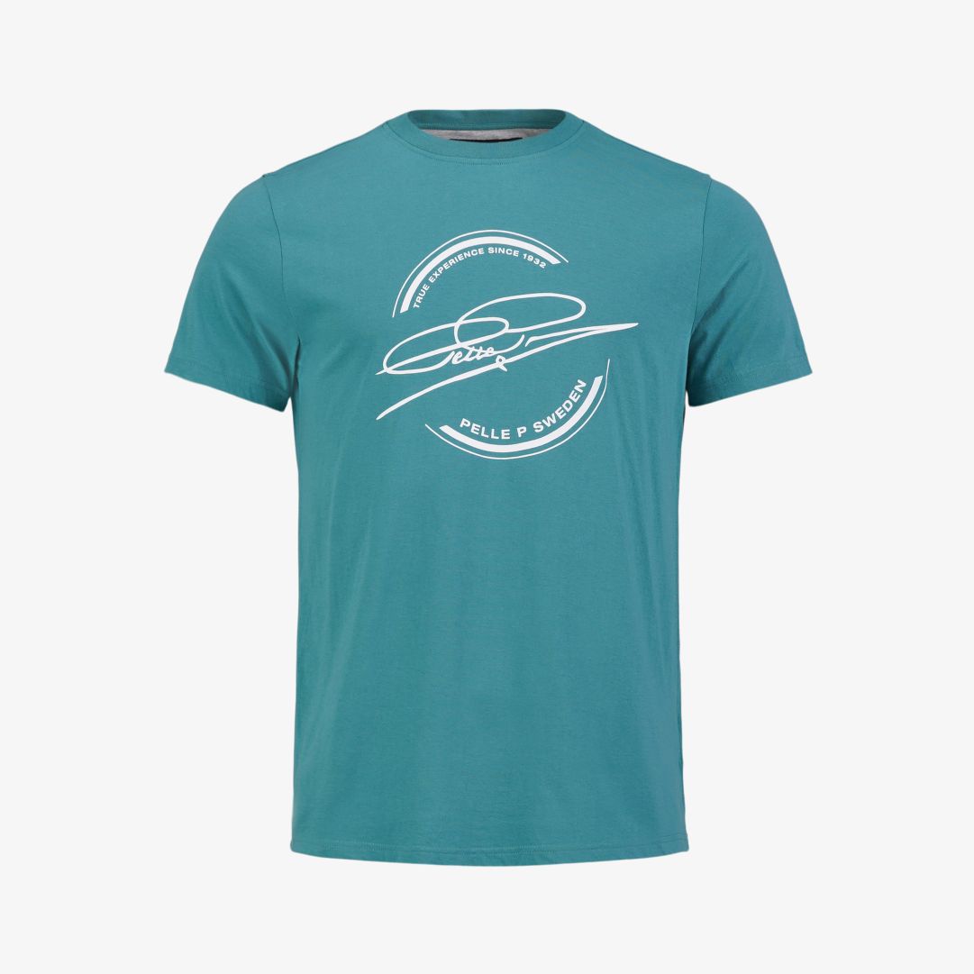 Field Logo tee, Green Bay En tunn t-shirt med avslappnad passform och rund halsringning, tillverkad i 100% "Global Organic textile standard" bomull fö