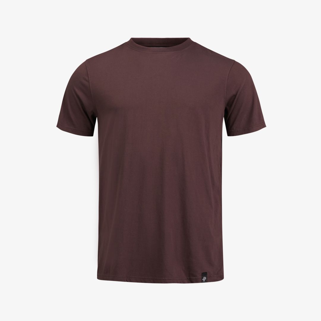 Field Tee, Carob Brown En tunn t-shirt med rund halsringning, tillverkad i 100% "Global Organic textile standard" bomull för varma sommardagar
