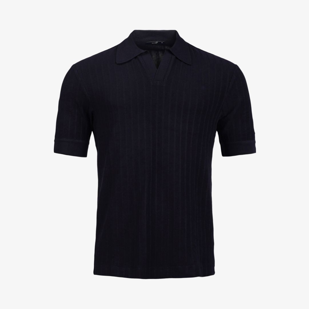 Garda Polo, Dk Navy Blue Skön och tunt stickad pikétröja med krage med knappslå utan knappar, ärmuppslag och nederkant med Pelle P-logo