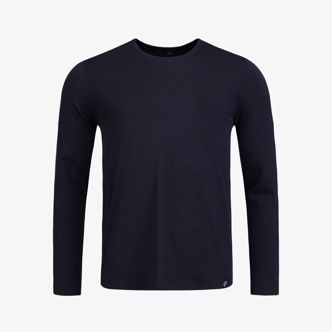 Merboo LS, Dk Navy Blue Denna långärmade herrtröja är tillverkad i en blandning av merinoull, viskos från bambu och elastan, vilket ger extra komfort