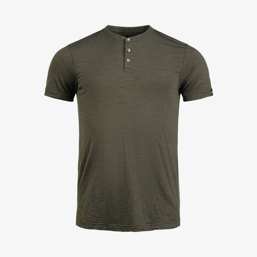 Merboo tee buttons, Khaki Green T-shirt med knappar i halsen, tillverkad i en mix av merinoull, bambuviskos och elastan