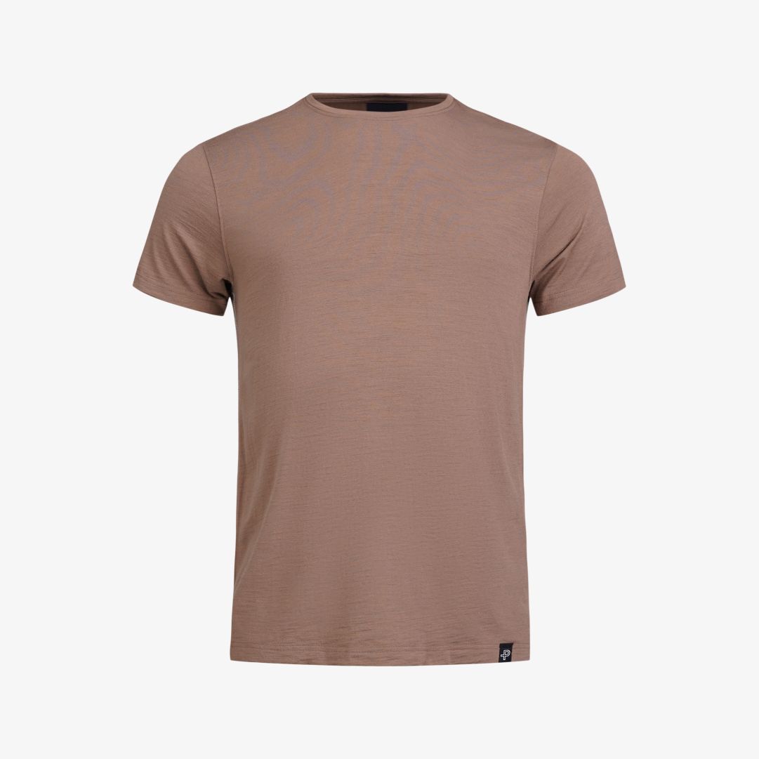 Merboo tee, Toffee Klassisk t-shirtmodell tillverkad i en mix av merinoull, bambuviskos och elastan Merboo tee, Toffee Klassisk t-shirtmodell tillverkad i en mix av merinoull, bambuviskos och elastan
