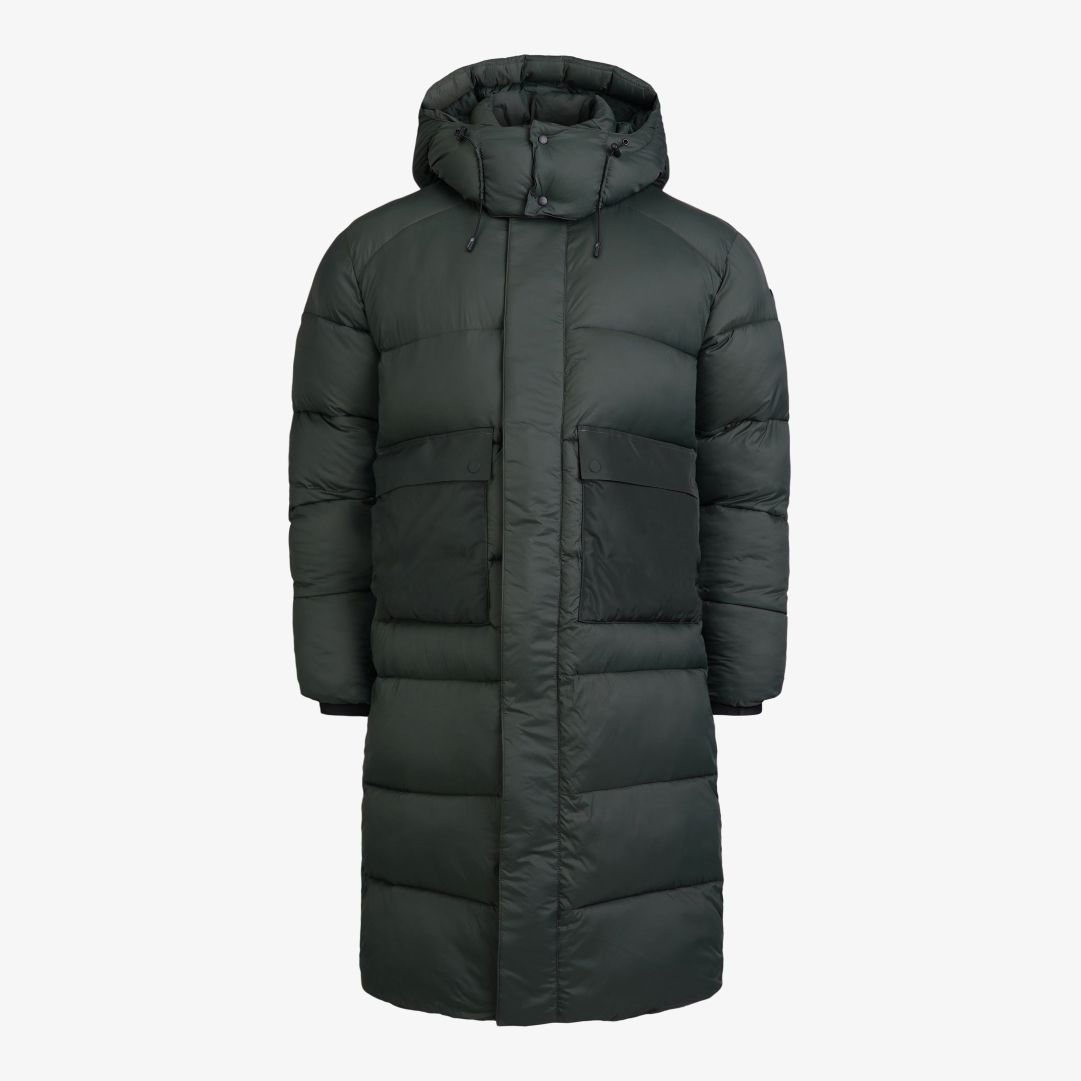 Molle coat, Dark Forest  Denna varma vinterkappa är tillverkad i återvunnen polyester med en bollfiberstoppning bestående av 30% Sorona® och 70% återv