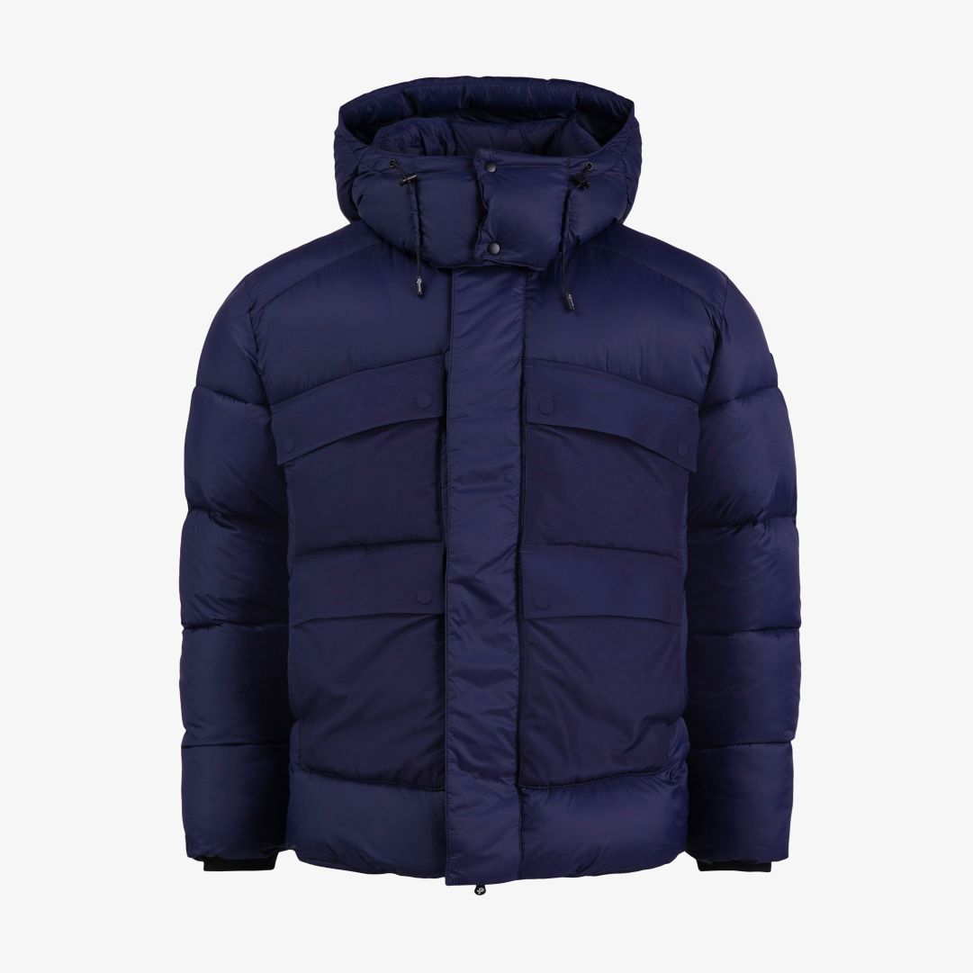 Molle Jacket, Navy Blue Denna jacka är tillverkad i återvunnen polyester med en bollfiberstoppning bestående av 30% Sorona® och 70% återvunnen polyest