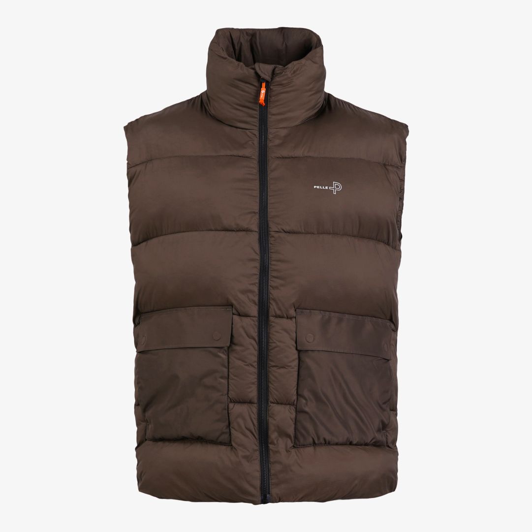 Molle Vest, Lutum Varm och skön väst med två utanpåliggande fickor med lock och reflexdetalj på bröstet