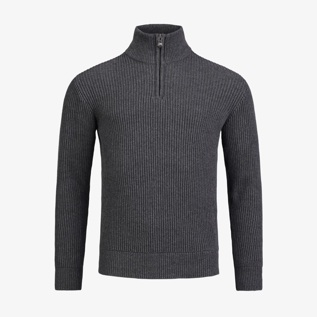Mons Half Zip, Dk Grey Melange Stickad half zip-tröja tillverkad i ekologisk bomull och kashmir, och har en avslappnad passform