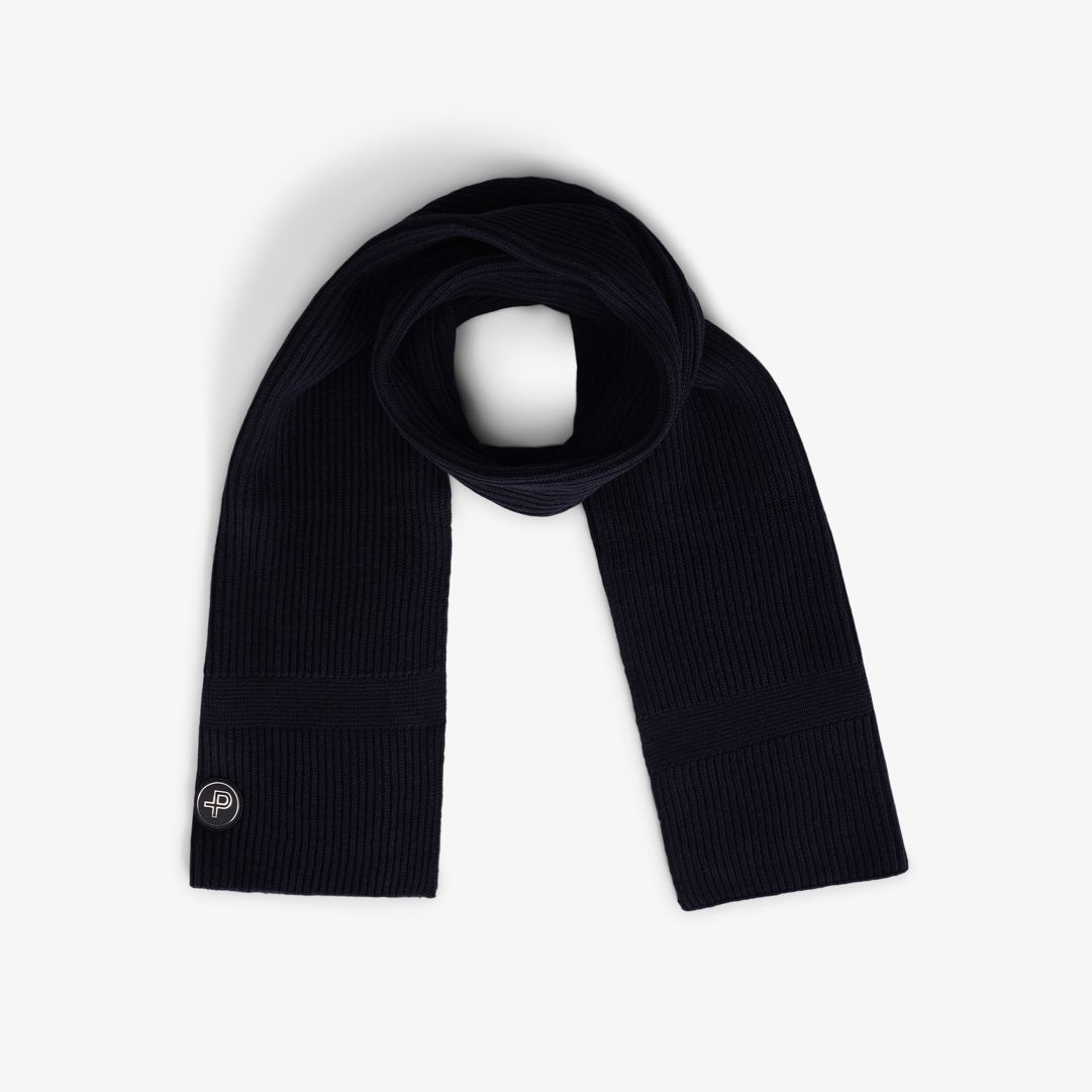 Mons Knitted Scarf, Dk Navy Blue Mjuk stickad halsduk tillverkad i en blandning av bomull och kashmir Mons Knitted Scarf, Dk Navy Blue Mjuk stickad halsduk tillverkad i en blandning av bomull och kashmir