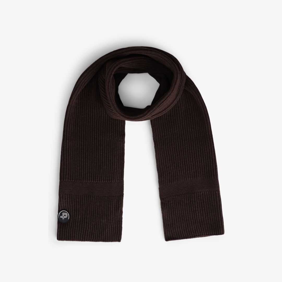 Mons Knitted Scarf, Carob Brown Mélange Mjuk stickad halsduk tillverkad i en blandning av bomull och kashmir