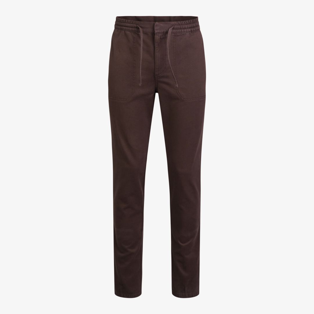Ruggles pants, Carob Brown Dessa herrbyxor är tillverkade i en blandning bomull och elastan, och har en normal passform
