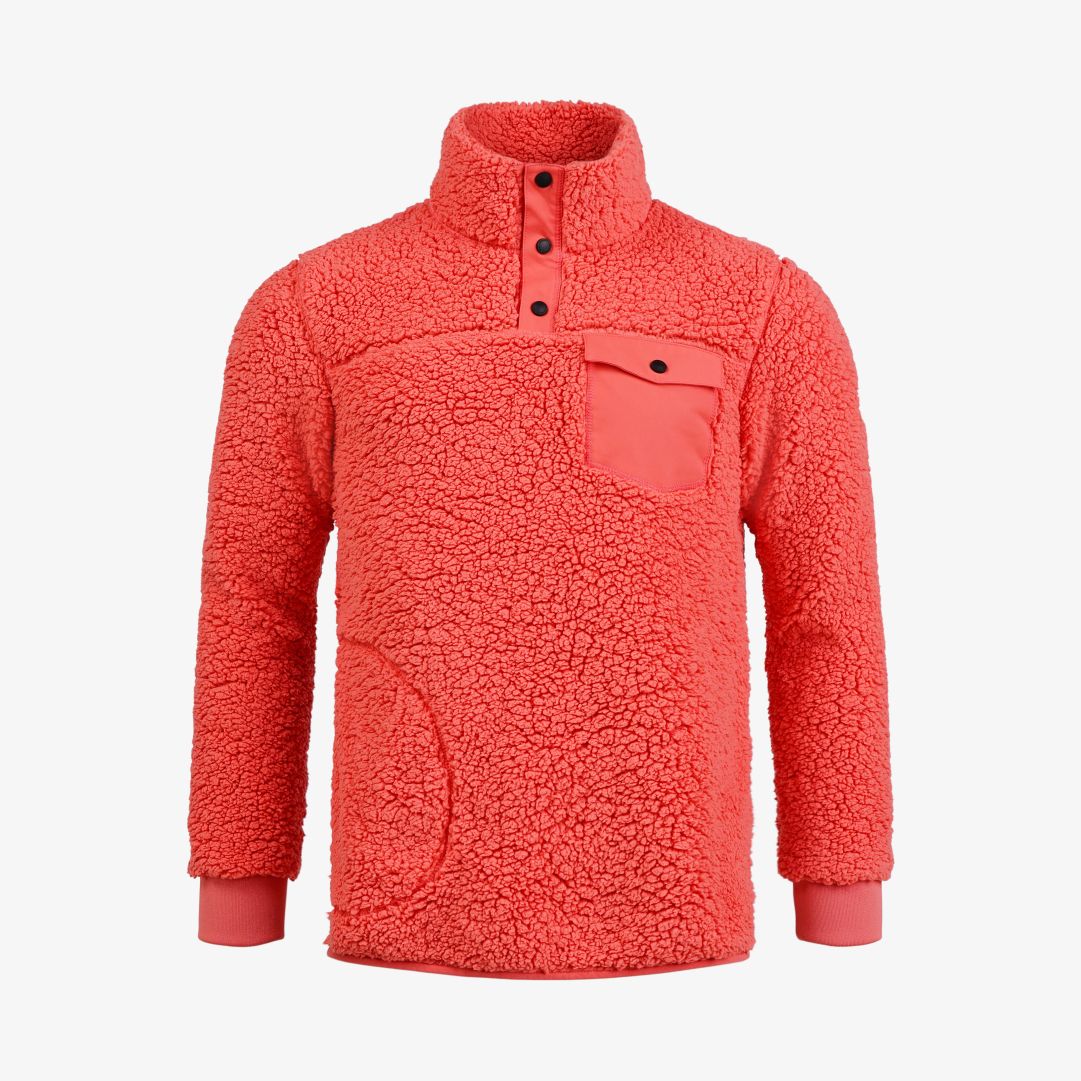 Sherpa Sweater, Coral Red En mysig tröja tillverkad i 100% lättvikts polyester pilé med krage och tryckknappar vid i halsen
