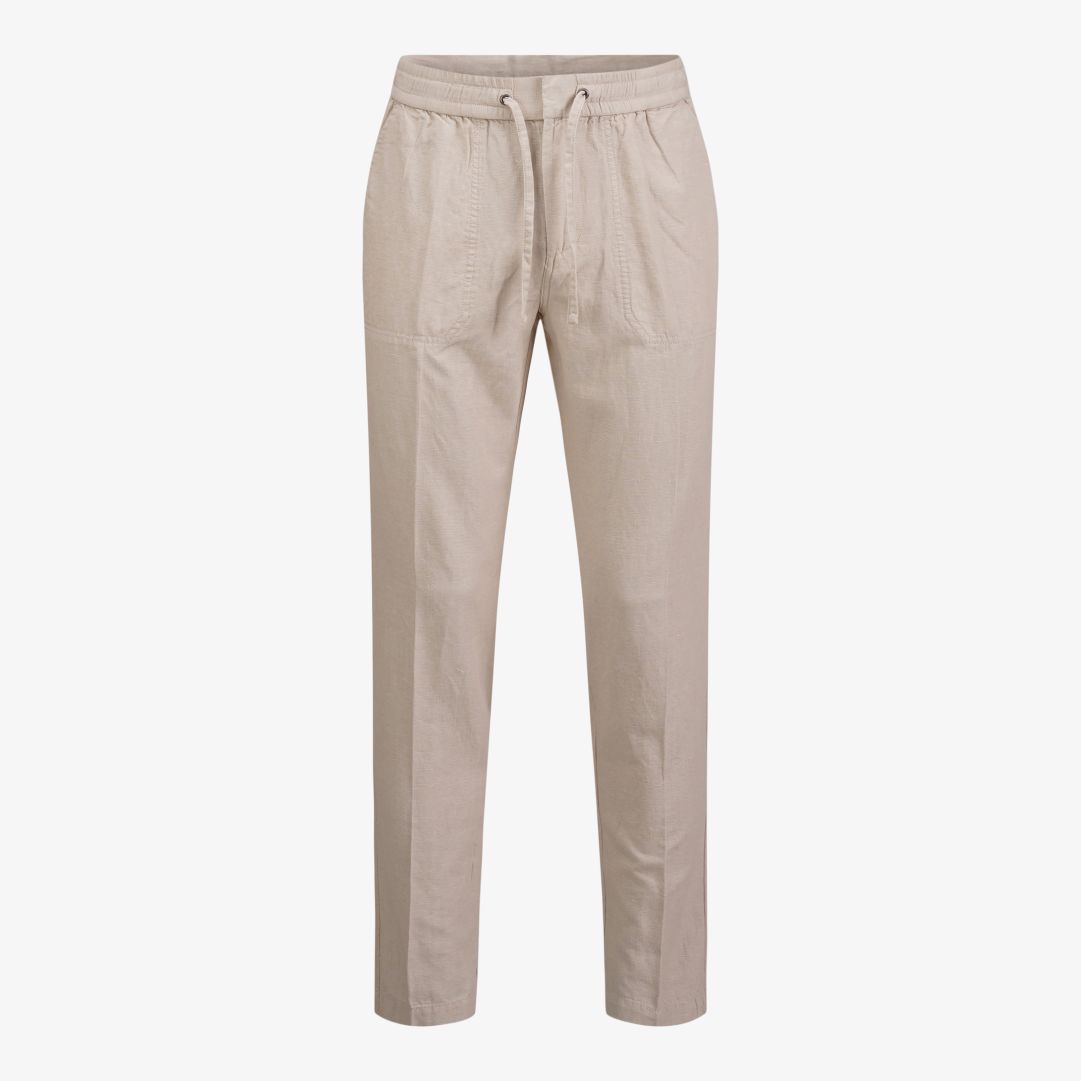 Staple pants, Macadamia milk Avslappnade linnebyxor gjorda i bomulls och linnemix - perfekt att ha på sommarfesten och att packa ner i semesterväskan