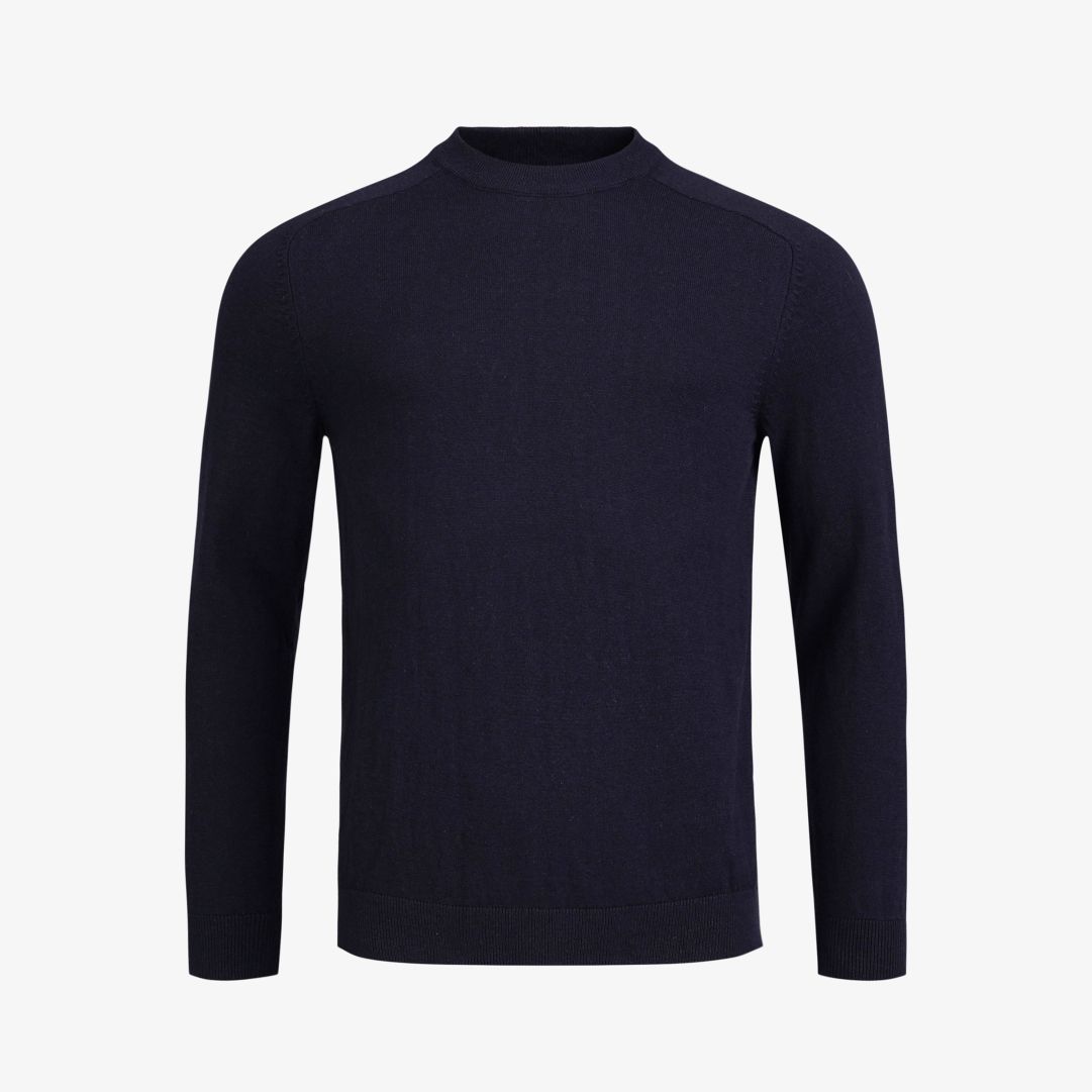 Tiller Sweater, Dk Navy Blue Denna stickade herrtröja är tillverkad i en blandning av ekologisk bomull och kashmir, och har en normal passform