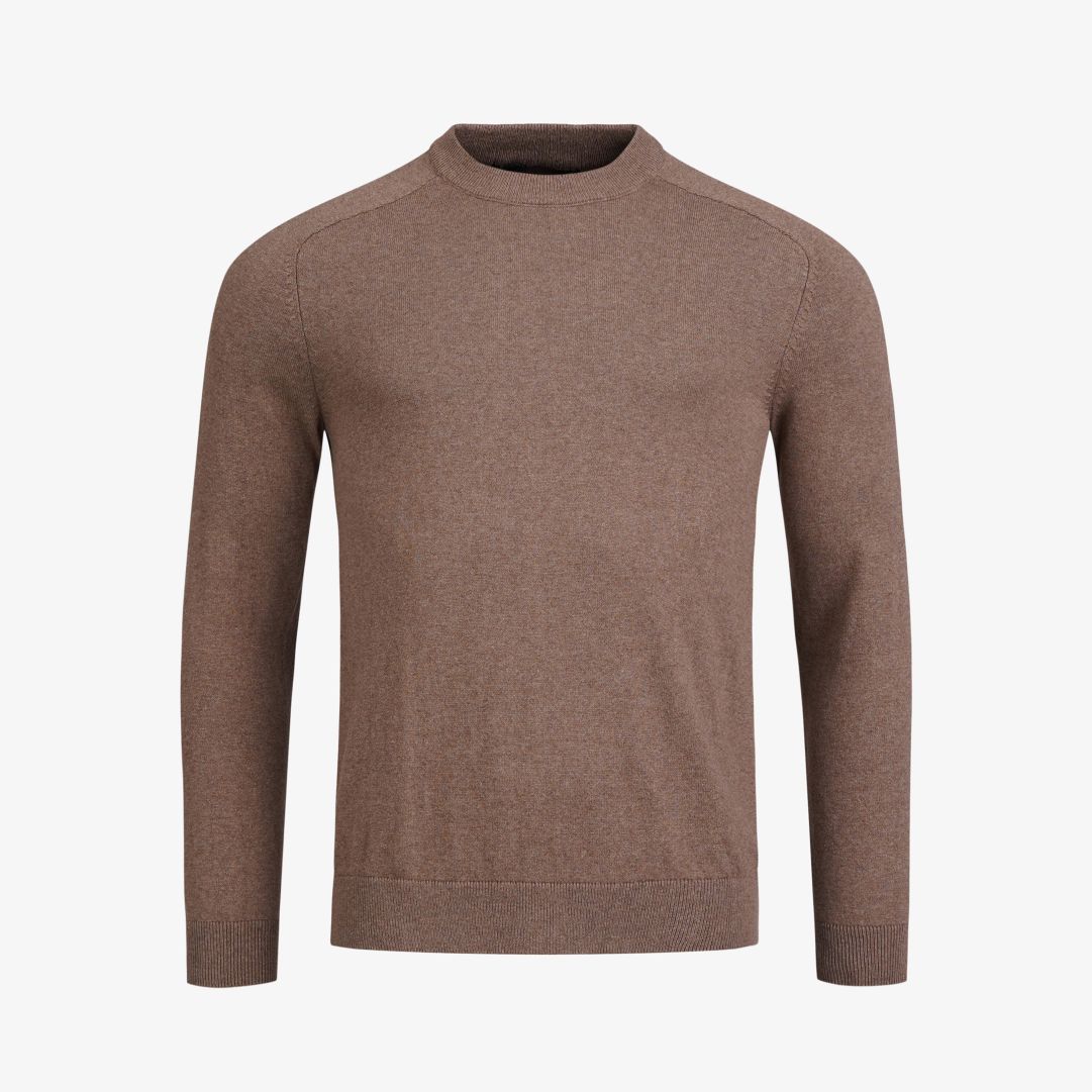Tiller Sweater, Cobblestone Mélange Denna stickade herrtröja är tillverkad i en blandning av ekologisk bomull och kashmir, och har en normal passform