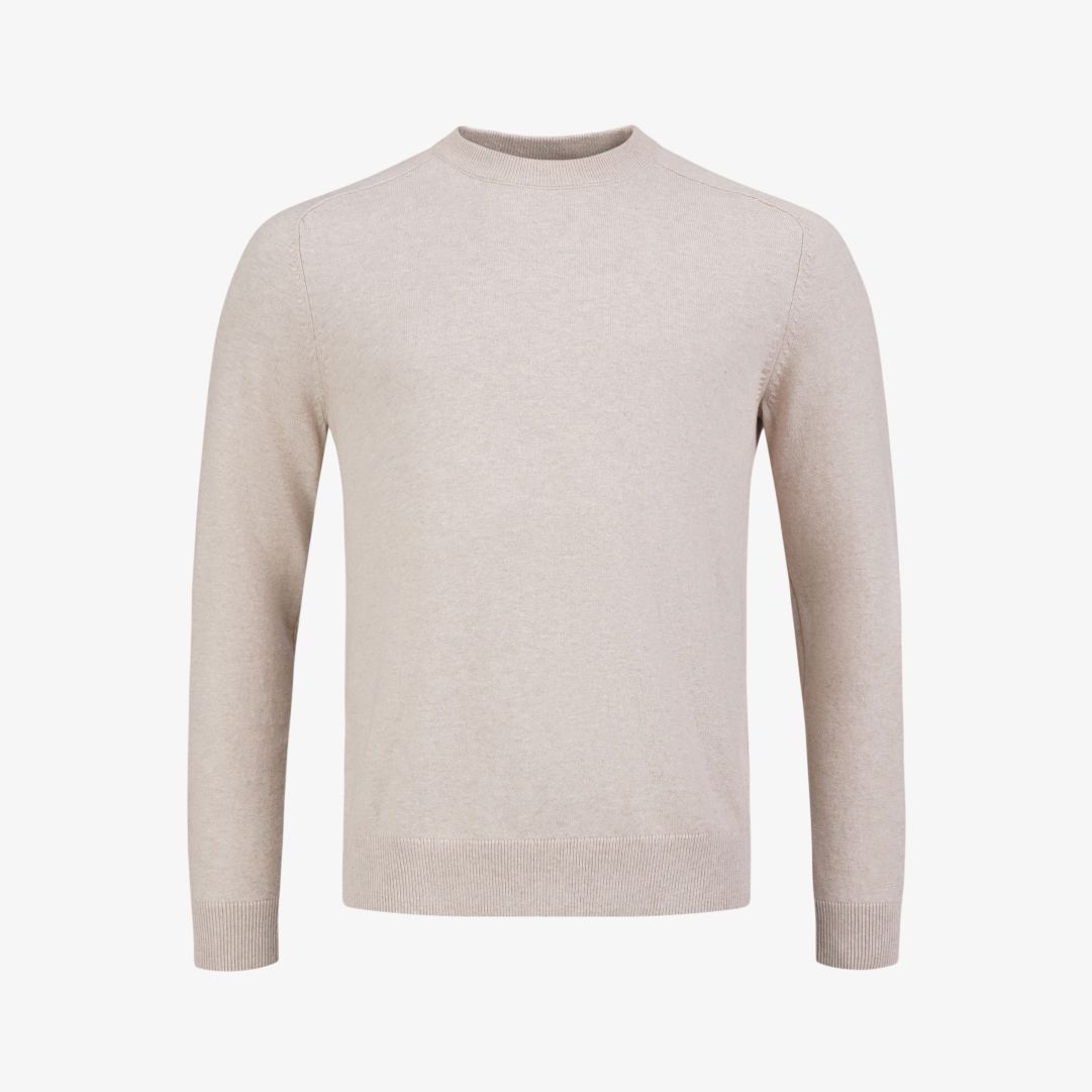 Tiller Sweater, Lt. Beige Oak Melange Denna stickade herrtröja är tillverkad i en blandning av ekologisk bomull och kashmir, och har en normal passfor