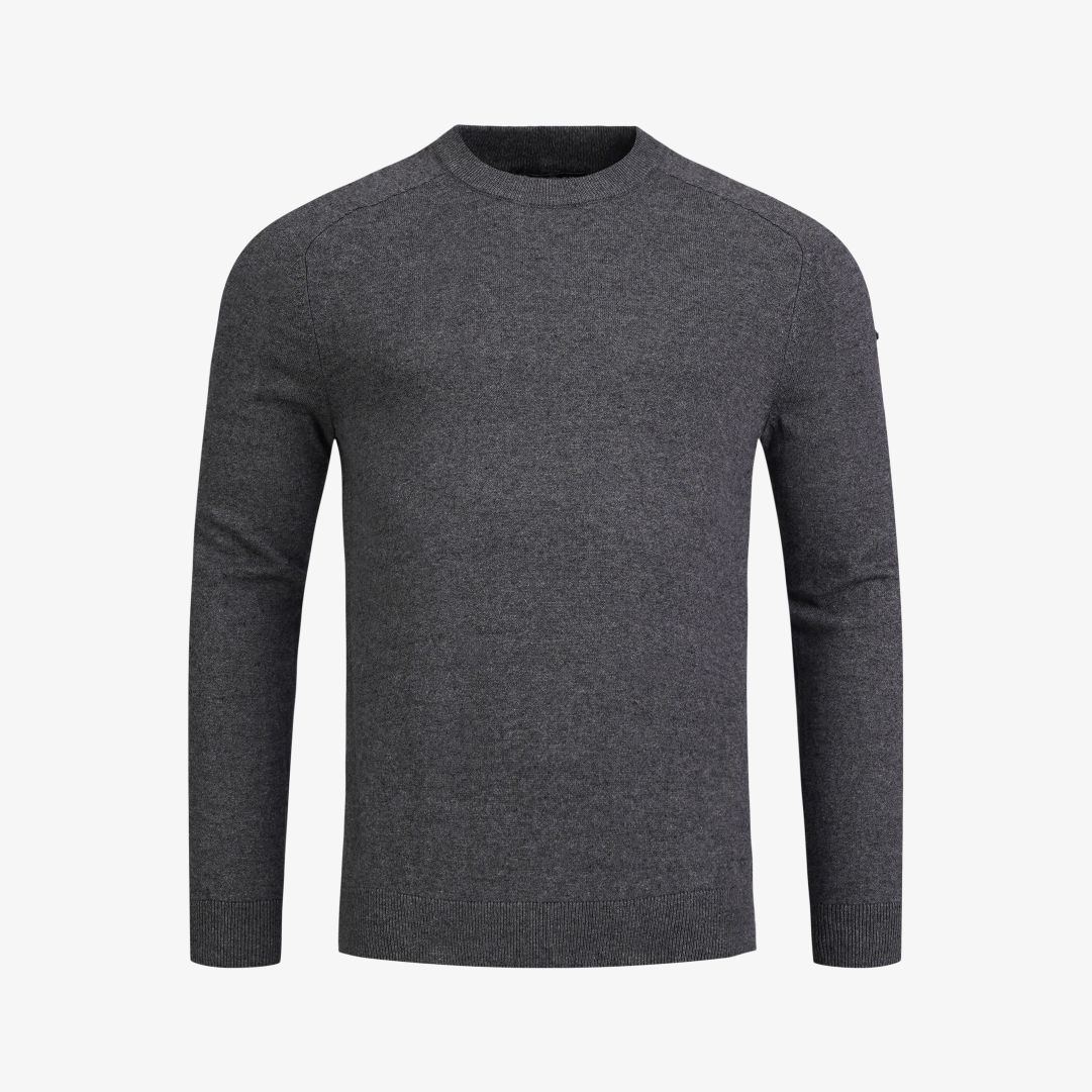 Tiller Sweater, Dk Grey Melange Denna stickade herrtröja är tillverkad i en blandning av ekologisk bomull och kashmir, och har en normal passform