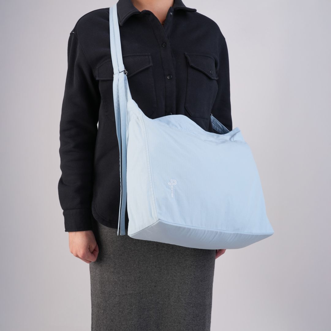 Vela FD Bag, Atlas Blue Väska i lätt, tålig och snabbtorkande Ripstop med omvänd dragkedja, dekorativt dragsnöre och justerbara remmar med metallspänn Vela FD Bag, Atlas Blue Väska i lätt, tålig och snabbtorkande Ripstop med omvänd dragkedja, dekorativt dragsnöre och justerbara remmar med metallspänn