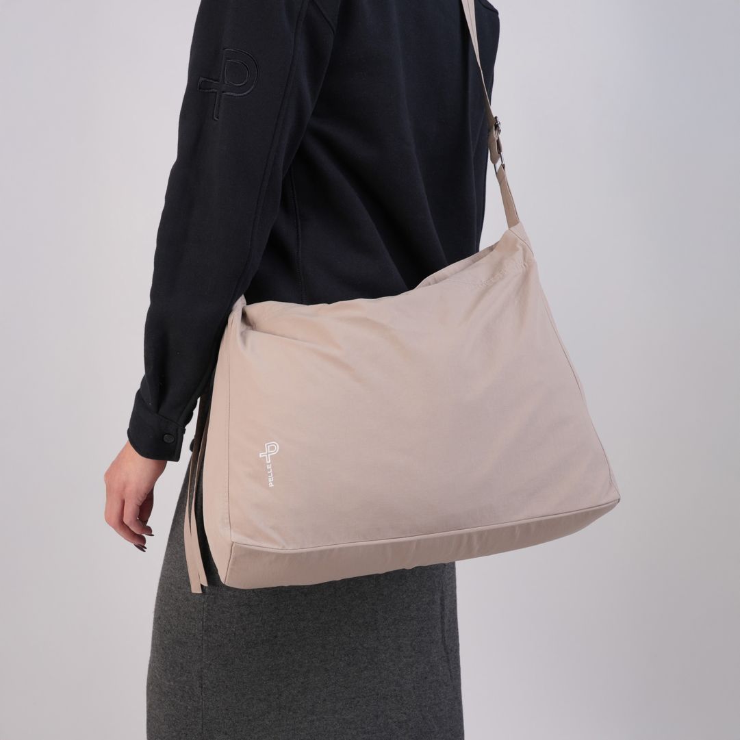 Vela FD Bag, Tumbled Stone Väska i lätt, tålig och snabbtorkande Ripstop med omvänd dragkedja, dekorativt dragsnöre och justerbara remmar med metallsp Vela FD Bag, Tumbled Stone Väska i lätt, tålig och snabbtorkande Ripstop med omvänd dragkedja, dekorativt dragsnöre och justerbara remmar med metallsp