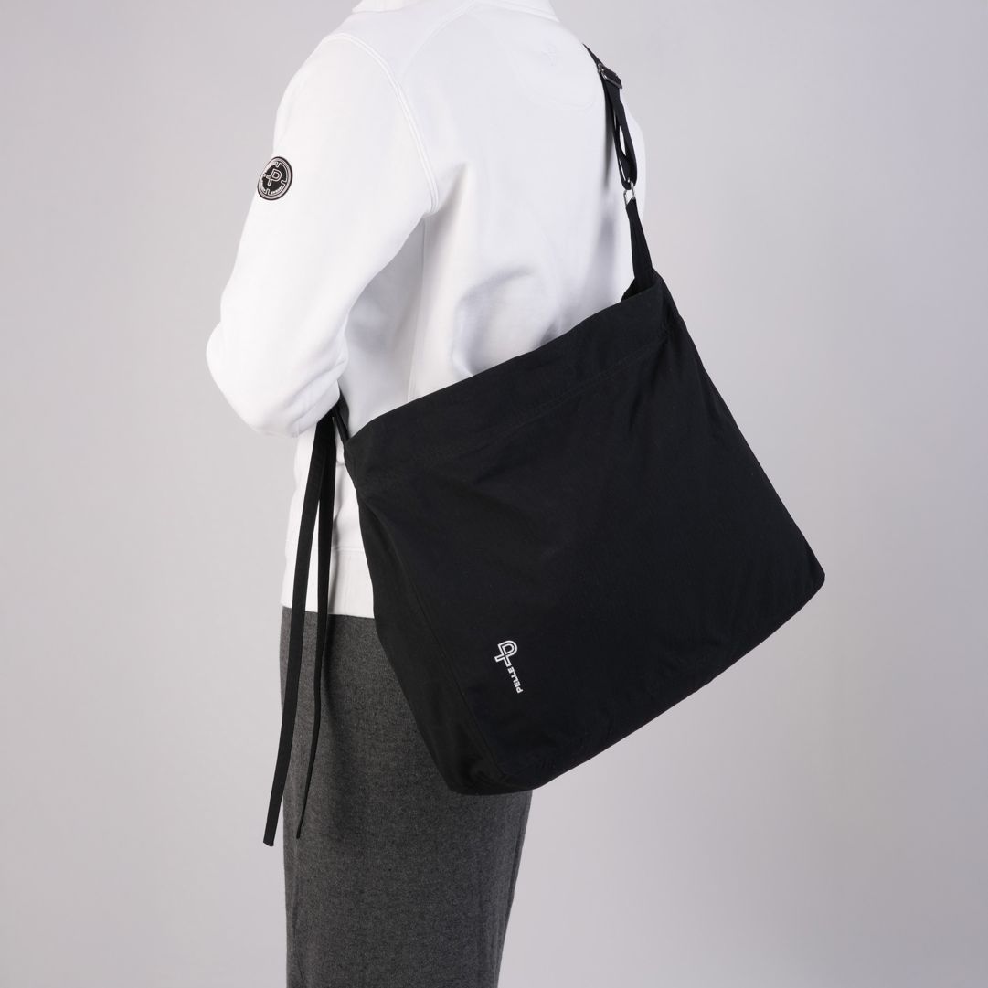 Vela FD Bag, Ink Väska i lätt, tålig och snabbtorkande Ripstop med omvänd dragkedja, dekorativt dragsnöre och justerbara remmar med metallspännen