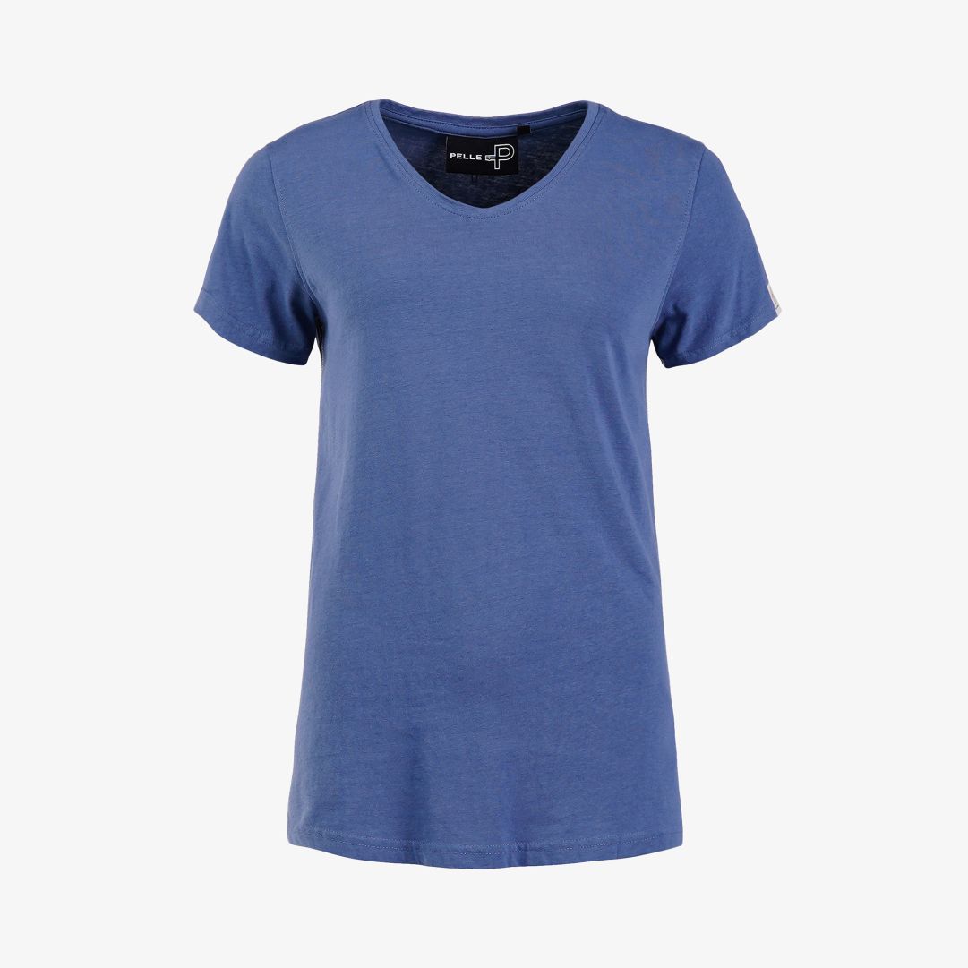 W Badge Tee, Alaska Blue Denna bas t-shirt kommer i flera olika färger som passar din stil och garderob