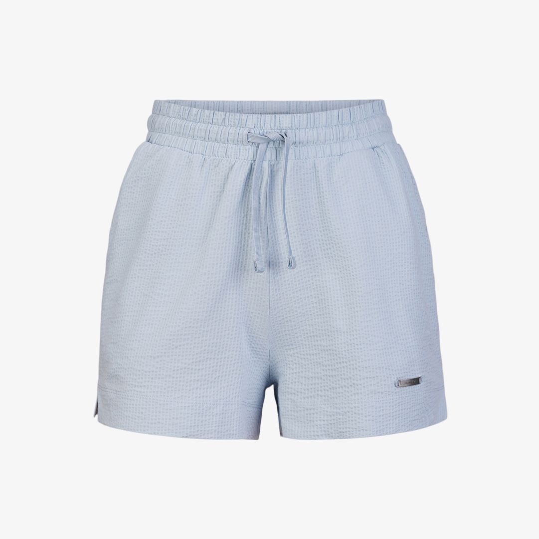 W Dock Shorts, Atlas Blue Ett måste för varje sommargarderob! Dessa charmiga dra-på-shorts är tillverkade i mjuk bäckeböljajersey som ger en lätt käns