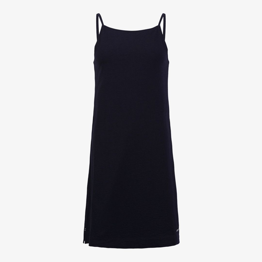 W Dock Strap Dress, Dk Navy Blue Det här är klänningen du vill använda varje dag i sommar! Jersey med bäckeböljastruktur ger en mjuk och lätt känsla m