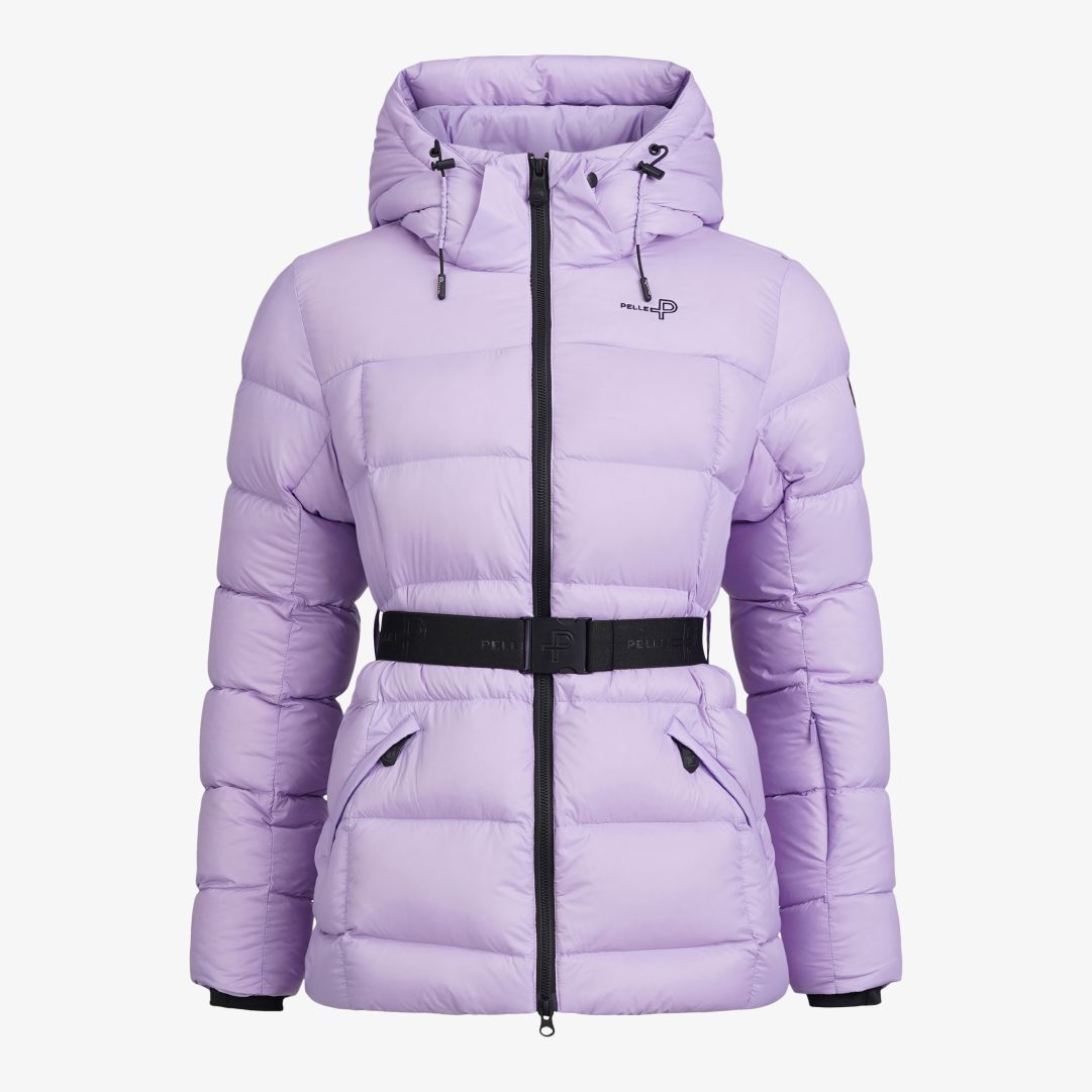 W Fey Jacket, Catleya  Denna lättviktsjacka i PRUECO® återvunnen nylon har en normal passform och är vadderad med 90/10 dun, 700 fill power, certifier